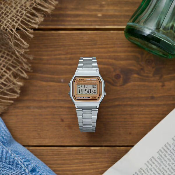 digitalna ura CASIO VINTAGE A158WEA-9EF na mizi, retro dizajn in jekleni pašček