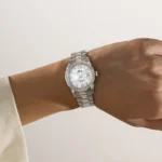 zenska-rocna-ura-lotus-l18933-1-preprosta-klasicna-elegantna-biserna-matica-kovinski-pas