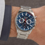 Moška-ročna-ura-SEIKO-ssb407p1-kronografskim-mehanizmom-v-športno-elegantnem-slogu-iz-nerjavečega-jekla-s-srebrnim-ohijšem-in-modro-številčnico-vodotesna-do-100M-kovinski-pas-lumibright