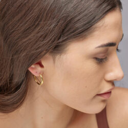 Ženski okrogli uhani v zlati barvi Brosway Amy Bay27 iz kolekcije Amy, ki združujejo sodoben dizajn z brezčasno eleganco. Izdelani so iz visokokakovostnega nerjavečega jekla (316L), kar zagotavlja njihovo trpežnost in odpornost proti obrabi.