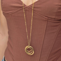 Ženska verižica Brosway Amy BAY07 iz nerjavečega jekla v zlati barvi z obeskom. Elegantna in moderna izbira za vsakodnevno nošenje ali posebno darilo zase ali prijateljico