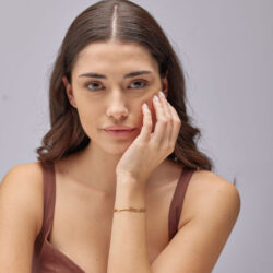 Prefinjena ženska zapestnica Brosway Amy BAY15 iz sijočega nerjavečega jekla z elegantnim obeskom, ki združuje moderen dizajn in ženstven pridih – primerna za vsak stil in priložnost.