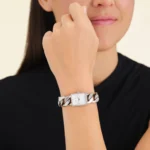 Kvadratna ženska ura ROSEFIELD SWSSS-O56 v srebrni barvi z verižnim paščkom na zapestju manekenke, eleganten modni dodatek