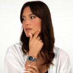 Modna ženska ura KARL LAGERFELD R0553100502 na zapestju – sofisticiran in eleganten videz