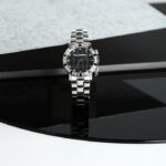 Luksuzna ura KARL LAGERFELD R0553100502 na temni podlagi – izstopajoč dizajn v kontrastu