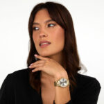 Ženska ročna ura KARL LAGERFELD R0553101505 na zapestju modne manekenke