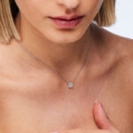 Elegantna verižica Brosway Fancy FIW155 na vratu manekenke