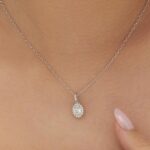 Obesek Brosway Fancy FIW32 na verižici okoli vratu