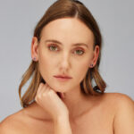 ženski uhan BROSWAY FANCY FPR51 – srčkasti dizajn, srebro 925, rodijeva prevleka prikaz na ušesu manekenke