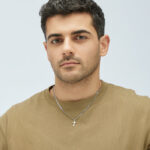 Modna verižica poguma BIK10 Brosway prikaz na moškem vratu