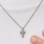 Verižica s križem BUL56 prikaz okoli vratu