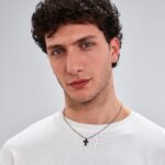 Detajl moške verižice BROSWAY BVD03 s srebrnim križem in črnimi cirkoni