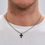prikaz moške verižice na vratu BROSWAY BVD03 – srebrna jeklena verižica s križem