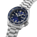 Moška ročna ura SEIKO 5 SPORTS SRPL83K1 na modelu