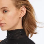 Ženski uhani Liu Jo LJ2987 prikazani na modelki