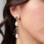 Ženski uhani Brosway BPC76 prikazani na ušesu