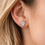 Ženski uhani Brosway BYM212 prikazani na ušesu