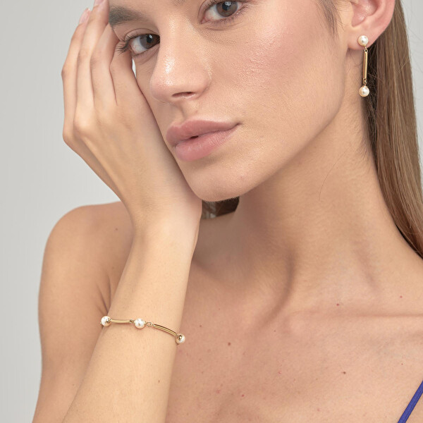 Viseči uhani s perlo BFF165 na manekenki