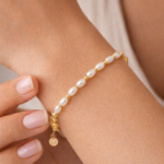 Ženska zapestnica Liu Jo LJ2848 prikazana na zapestju v zlati barvi