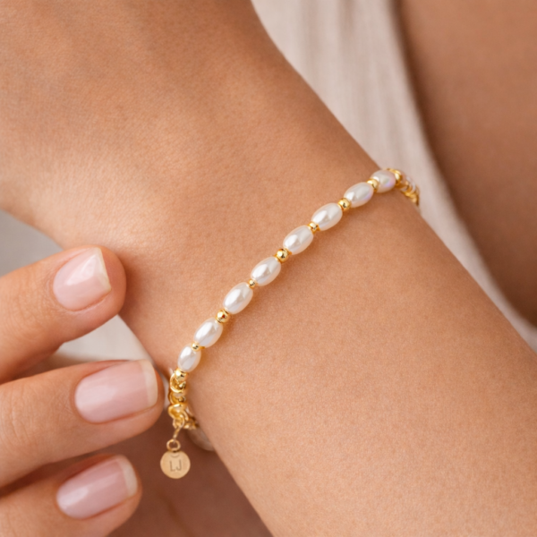 Ženska zapestnica Liu Jo LJ2848 prikazana na zapestju v zlati barvi