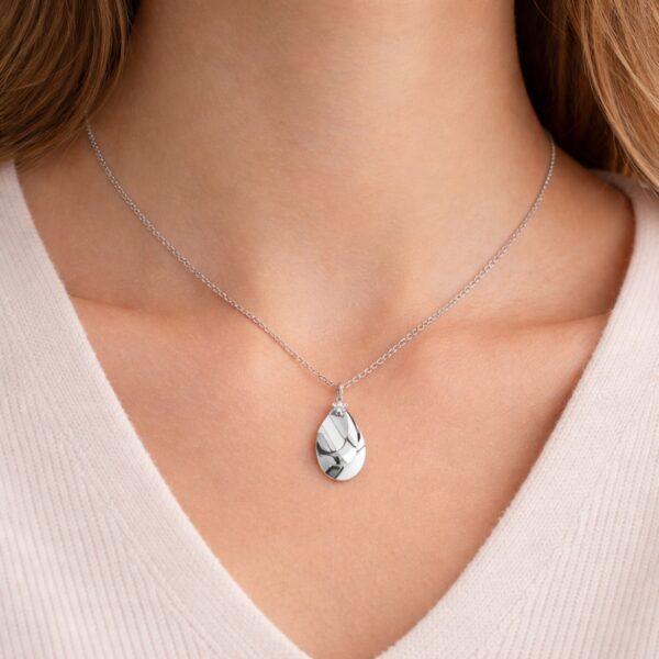 Ženska verižica Brosway BOM01 na vratu z elegantnim srebrnim obeskom