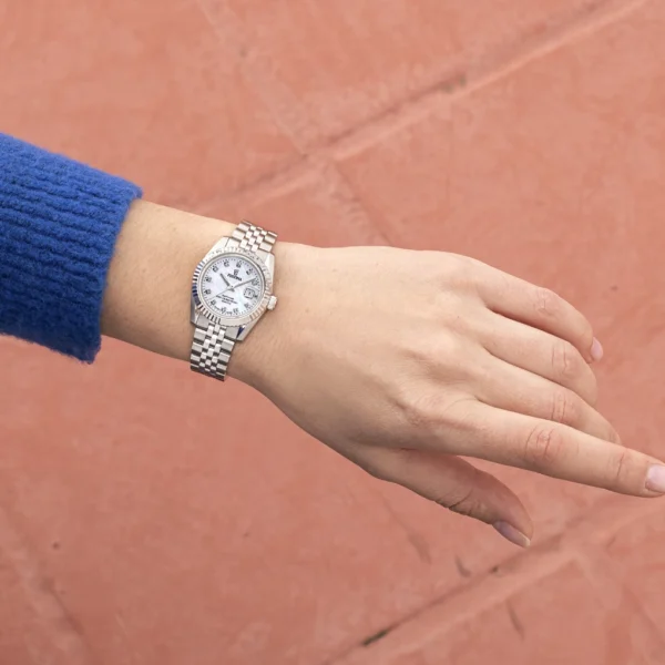 Ročna ura Festina F20087-1 prikaz na manekenki