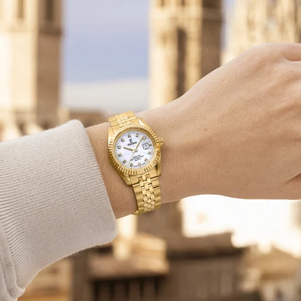 Ženska ročna ura Festina Swiss F20089-1 na zapestju eleganten vsakodnevni stil