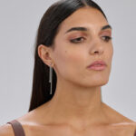 Ženski uhani Brosway BNL087 prikazani na manekenki