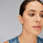 Ženski uhani Brosway BNL109 prikaz na ušesu