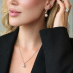 Verižica MIA s perlo prikazana na vratu na modelki