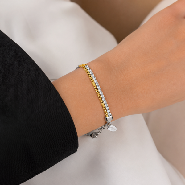 Ženska zapestnica Lotus Style LS2577-2-2 na roki – elegantna srebrno zlata zapestnica z bleščečimi kristali in modernim dizajnom.