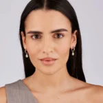 Detajl Swarovski elementa na ženskih uhanih Brosway BYM215 na ušesu