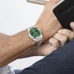 Moska ura Festina Swiss Made prikazana na zapestju